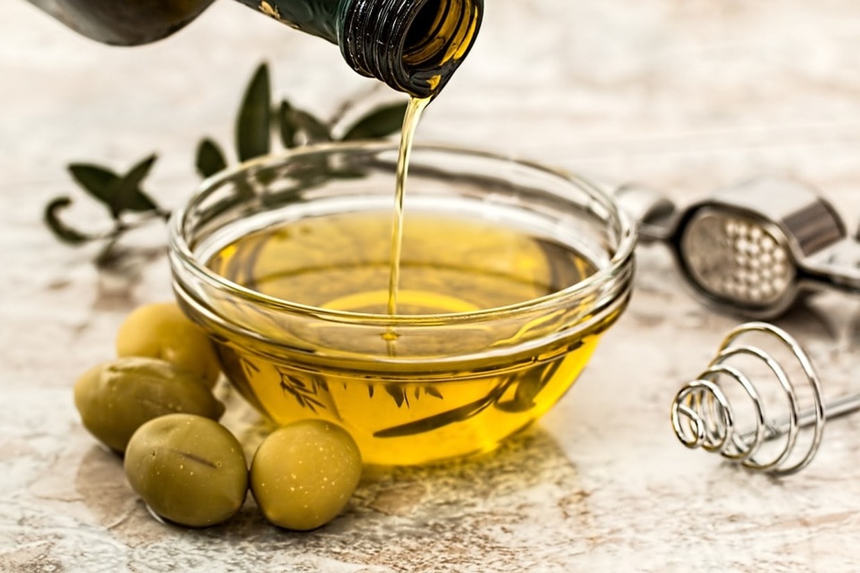Estratti di Olio d'Oliva per la Linea Cortesia Goccia d'Oro Le proprietà dell'Olio d'Oliva